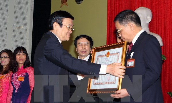 Chủ tịch nước Trương Tấn Sang trao tặng danh hiệu Anh hùng lực lượng vũ trang nhân dân cho Học viện Nông nghiệp Việt Nam. (Ảnh: Nguyễn Khang/TTXVN)