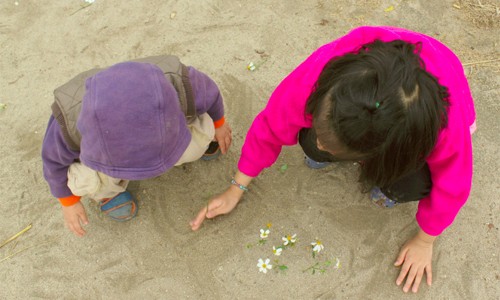 Nghịch đất, cát bẩn thường khiến trẻ dễ nhiễm giun kim. Ảnh minh họa: Vnexpress