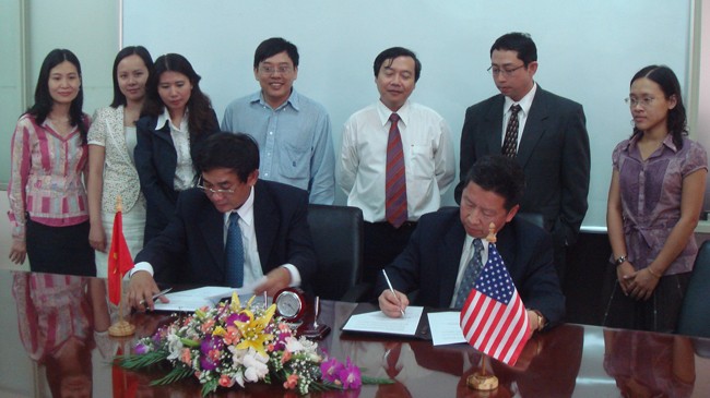 GS Nguyễn Cường (ngồi, phải) trong một lễ ký chương trình hợp tác đại học Mỹ-Việt. Ảnh do nhân vật cung cấp.