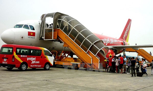 Máy bay của Vietjet Air đón khách tại sân bay quốc tế Nội Bài. (Ảnh: Huy Hùng/TTXVN)