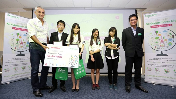 Hoài Nam và Hằng Nga nhận giải nhất cuộc thi “Go Green In the City” Việt Nam 2015 từ đại diện Cty Schneider Electric. Ảnh do NVCC.