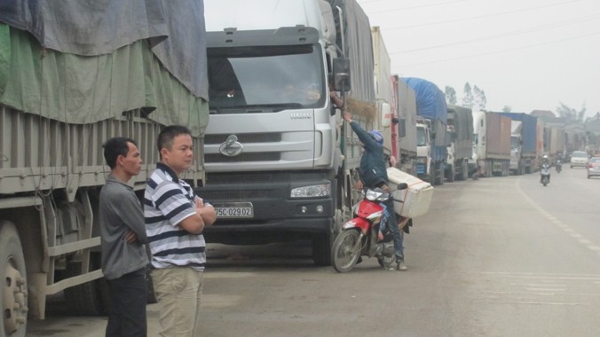 Xe chở hoa quả tươi đỗ dọc quốc lộ 1A, 4A từ khu vực Tam Lung, huyện Cao Lộc đến sát biên giới Tân Thanh.