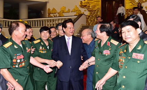 Thủ tướng trò chuyện với các cựu binh bảo vệ Thành cổ Quảng Trị. Ảnh: Vnexpress 