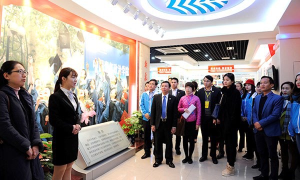 Đoàn đại biểu đến thăm phòng truyền thống của Học viện Chính trị Thanh niên Trung Quốc sáng 7/4.