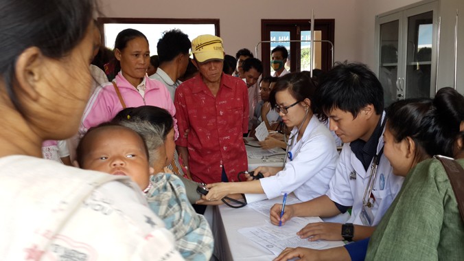 Các hoạt động khám chữa bệnh và cấp phát thuốc miễn phí cho người dân tại Dự án Làng Hữu nghị Thanh niên biên giới Lào - Việt. Ảnh: Ngọc Lâm.