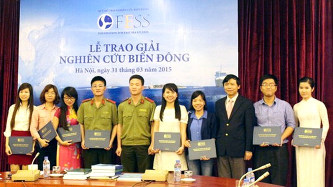 Phan Minh Nhựt (thứ 3 từ trái sang) trong buổi lễ trao nhận Giải thưởng về biển Đông 2014. Ảnh do nhân vật cung cấp.