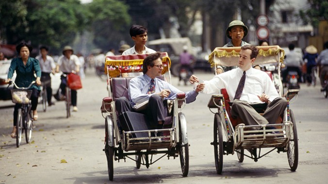Doanh nhân nước ngoài trên đường phố Hà Nội, 1994. Ảnh: Catherine Karnow.
