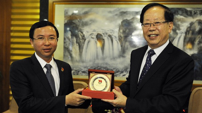 Bí thư T.Ư Đoàn TNCS Hồ Chí Minh Đặng Quốc Toàn (bìa trái) tặng quà lưu niệm cho Phó Bí thư Đảng ủy Khu tự trị dân tộc Choang Quảng Tây Nguy Triều An.