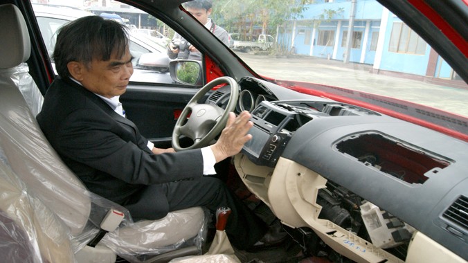Ông Bùi Ngọc Huyên, Chủ tịch Hội đồng quản trị Vinaxuki, tự tay cầm lái chiếc xe VG tốn nhiều tâm sức và tiền bạc nhưng vẫn thiếu nhiều bộ phận. Ảnh: L.H.V.