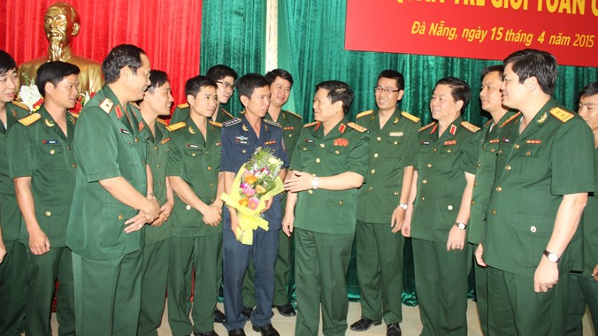 Thượng tướng Ngô Xuân Lịch và lãnh đạo các cơ quan, đơn vị của Bộ Quốc phòng trò chuyện với các gương mặt trẻ ưu tú. Ảnh: Nguyễn Minh.
