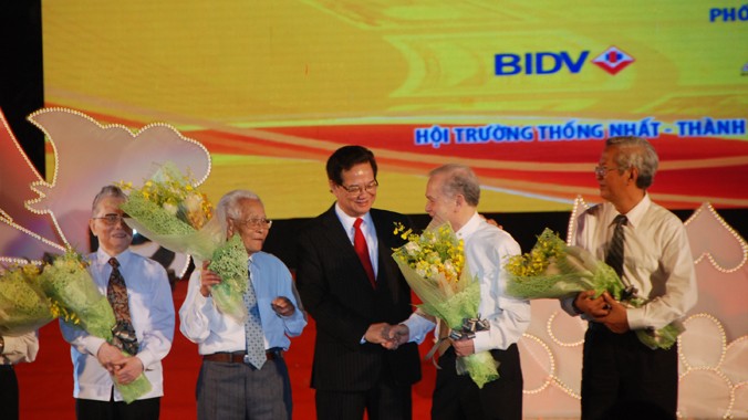 Thủ tướng Nguyễn Tấn Dũng tặng hoa các cựu cán bộ trong đêm giao lưu Ảnh: Xuân Ba.