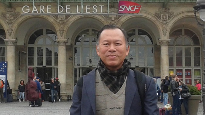 Nhà nghiên cứu Võ Văn Nhơn trong chuyến đi làm việc ở Paris.