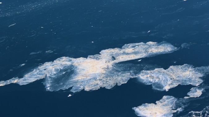 Các vệt dầu loang bất thường trên mặt biển gần khu vực xác định máy bay rơi.