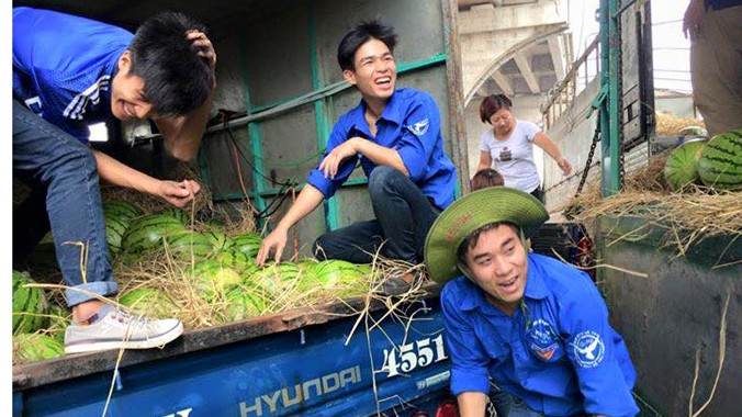 Bán dưa giúp nông dân Quảng Ngãi là một hoạt động có ý nghĩa sâu sắc đối với bạn trẻ.