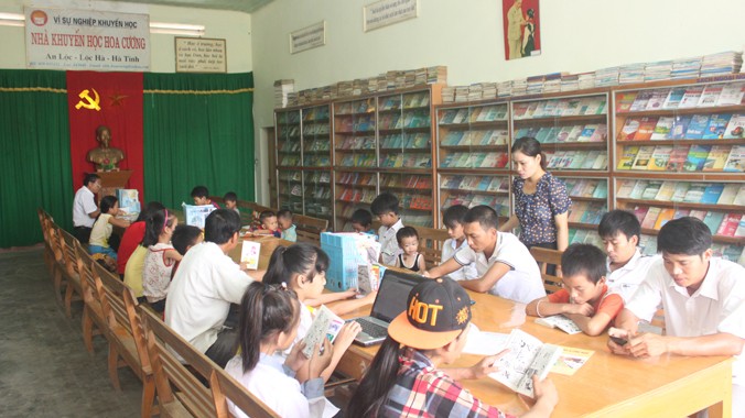 Học sinh, người dân đang đọc sách báo ở Nhà khuyến học Hoa Cương.