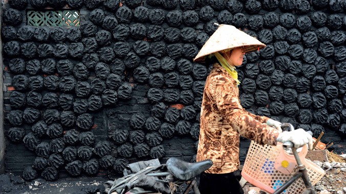 Bát Tràng có 1.150 lò nung gốm, trong đó có không ít lò nung bằng than gây ô nhiễm nghiêm trọng tới môi trường. Ảnh: Trần Tuấn.