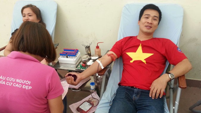 Anh Vũ Minh Lý trong một lần hiến máu tình nguyện.