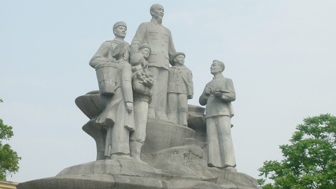 Tượng đài Bác Hồ với đồng bào các dân tộc Hà Giang thiếu không gian, vì phía sau sát tường nhà dân. Ảnh: T.Toan.