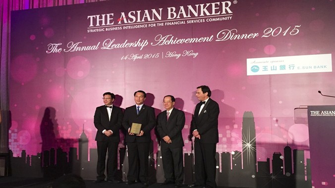 Ông Nguyễn Quang Triết - Phó Tổng Giám đốc Eximbank (thứ 2 từ trái qua) nhận giải thưởng từ tạp chí The Asian banker tại Hong Kong ngày 14/4/2015.
