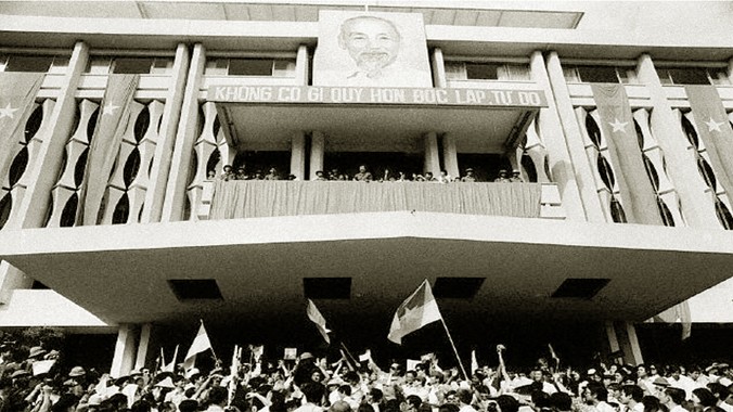 Người dân Sài Gòn mừng miền Nam hoàn toàn giải phóng. Ảnh: Tư liệu.