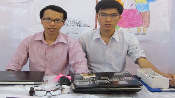 Lê Anh Tiến (trái) và Nguyễn Huỳnh Nhật Thương, tác giả của kính thông minh Handi Glass.