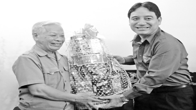 Bí thư Thứ nhất TƯ Đoàn Nguyễn Đắc Vinh thăm và tặng quà Thiếu tướng Nguyễn Ngọc Doanh.