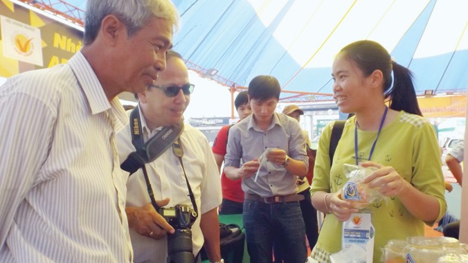 Chị Xuân giới thiệu sản phẩm đông trùng hạ thảo tại hội chợ ở An Giang tháng 3/2015. Ảnh: Hòa Hội.