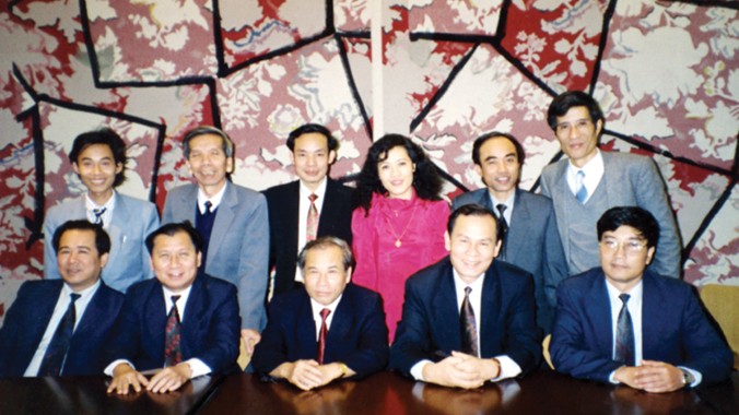 Trưởng đoàn Hồ Tế cùng các thành viên tham gia xử lý nợ tại CLB Paris. Ảnh tư liệu Bộ Tài chính.