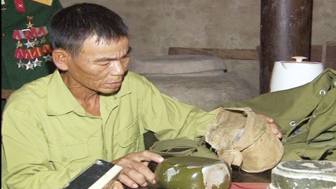 Anh hùng Phạm Văn Lái bên những kỷ vật chiến tranh luôn được ông nâng niu, gìn giữ.