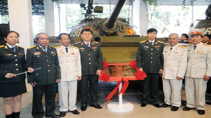 Các cựu binh Nguyễn Văn Tập, Lê Văn Phượng, Vũ Đăng Toàn, Ngô Sĩ Nguyên (thứ 2, 3, 6, 7 từ trái sang) tại Lễ công bố xe tăng 390 là Bảo vật quốc gia. Ảnh: K.N.