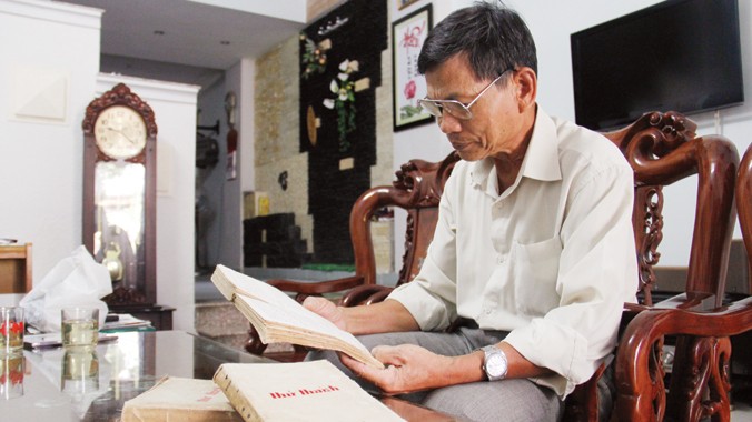 Kịch bản của “Một thời để nhớ” lấy từ ba cuốn nhật ký chiến trường của ông Trần Chiến Chinh. (Trong ảnh: Ông Chinh nâng niu ba cuốn nhật ký như báu vật).