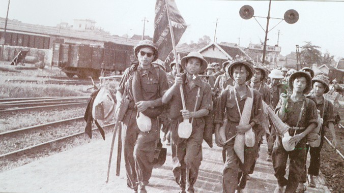 Thanh niên Hà Nội xung phong đến với các chiến trường.