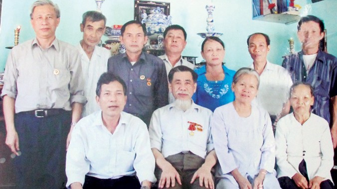 Ông Lã Viết Quang (áo trắng ở giữa hàng trước) và ân nhân của mình - bà Võ Thị Đào trong ngày hội ngộ đầu tiên.