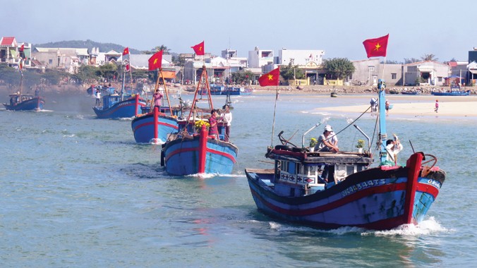 Tàu cá của ngư dân Sa Huỳnh - Quảng Ngãi nối đuôi vươn khơi. Ảnh: Hữu Nhân.