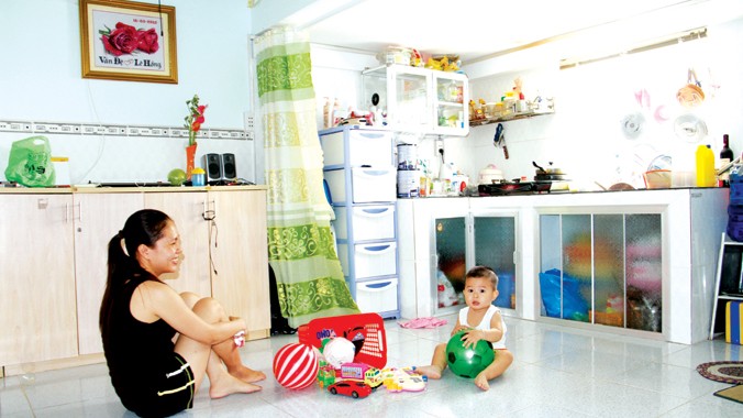 Chị Trương Thụy Lê Hồng và con nhỏ trong căn hộ 30 m2 tại khu nhà ở xã hội Việt-Sing. Ảnh: Đại Dương.