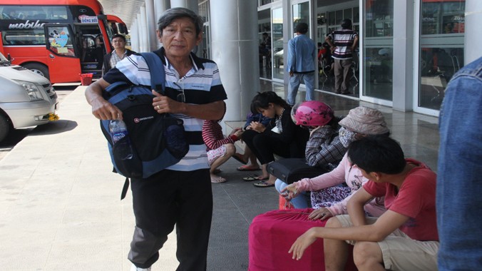Hành khách vật vạ vì không mua được vé xe rời Đà Nẵng sau kì nghỉ lễ.
