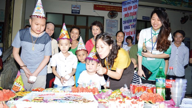 Cô Nhung (cúi người) tổ chức sinh nhật cho bệnh nhi tại Viện K2. Ảnh: NVCC.