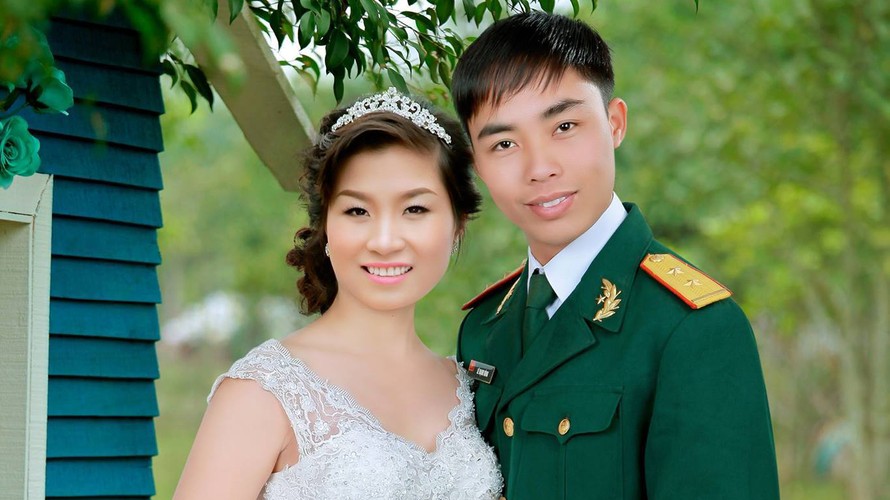 Trung úy Lê Mạnh Hùng và vợ.