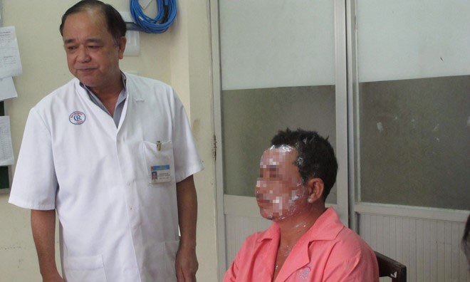 Bệnh nhân Phạm Xuân Anh tại Bệnh viện Chợ Rẫy (áo đỏ). Ảnh: Lao Động 