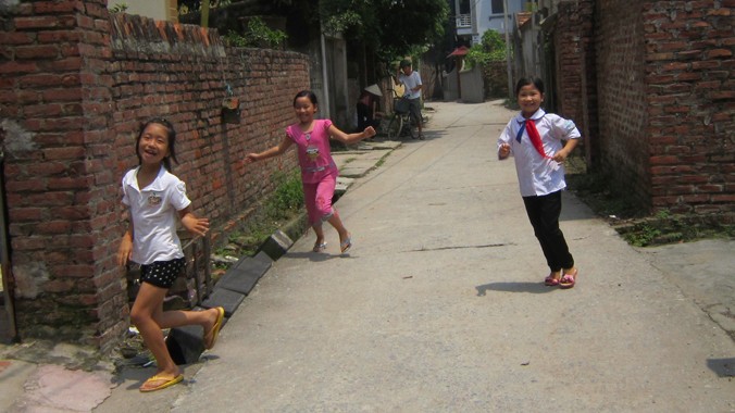Những đứa trẻ vui chơi tại thôn Đông Mai. Ảnh: Nguyễn Hoài.