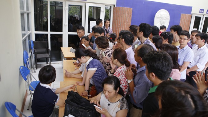 Chen chân mua hồ sơ tuyển sinh lớp 6 tại trường Lương Thế Vinh, Hà Nội ngày 5/5/2015. Ảnh: Như Ý.
