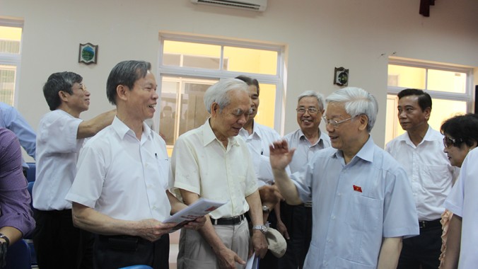 Tổng Bí thư Nguyễn Phú Trọng trao đổi với cử tri ngày 9/5. Ảnh: Dũng Nguyễn.