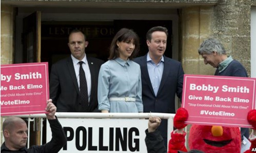 Thủ tướng Anh David Cameron và vợ rời khỏi một trạm bỏ phiếu ở Spelsbury, Anh, ngày 7/5/2015.