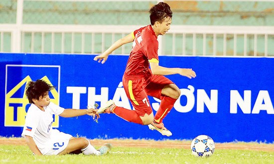 Tuyển nữ Việt Nam (áo đỏ) lại bại trận trước Thái Lan trên sân nhà. Ảnh: SGGP