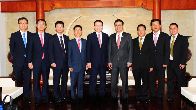 CEO Vietcombank Phạm Quang Dũng (thứ 4 từ phải sang) gặp lại bạn cố tri.