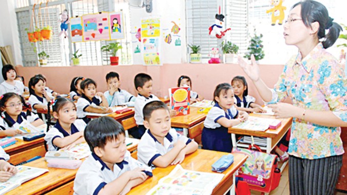 GS Nguyễn Minh Thuyết cho rằng, SGK Tiếng Việt tiểu học hiện nay yếu nhất là lớp 1. Ảnh: Hồng Vĩnh.