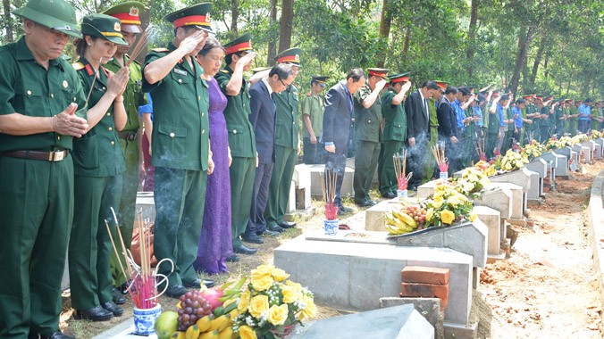 Lễ truy điệu, an táng 25 hài cốt liệt sỹ quân tình nguyện, chuyên gia Việt Nam hy sinh tại Lào. Ảnh: Cẩm Kỳ.