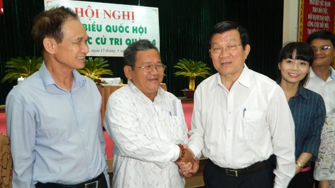 Chủ tịch nước Trương Tấn Sang tiếp xúc cử tri quận 4, TPHCM. Ảnh: Huy Thịnh.