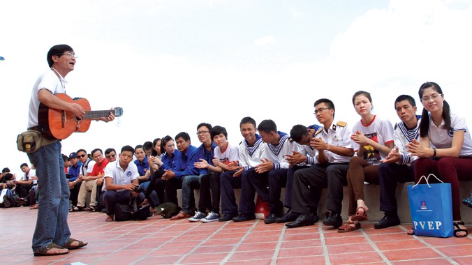 Các đại biểu trong Hành trình Tuổi trẻ vì biển đảo quê hương 2014 giao lưu với cán bộ, chiến sỹ trên đảo Phan Vinh B. Ảnh: Xuân Tùng.