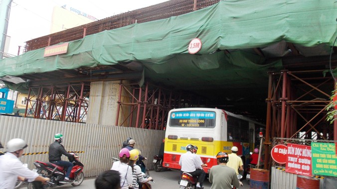 Trong khi người dân hằng ngày phải đi qua giàn giáo ga La Thành như chui vào “cửa tử” thì việc thi công tại đây đang bị dở dang. Ảnh: Trọng Đảng.